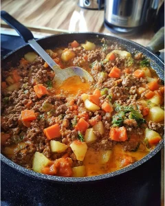 Leckere Hackfleischpfanne mit buntem Gemüse und Gewürzen