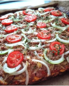 Leckere Hackfleischpizza frisch aus dem Ofen mit Käse und Zutaten