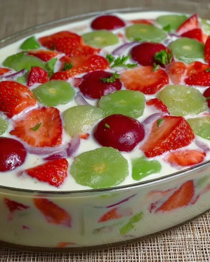 Leckeres Joghurt Obst Dessert mit frischen Früchten und cremigem Joghurt