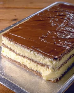 Milchschnitten mit feiner Buttercreme auf einem Teller serviert