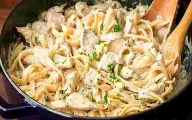 Nudeln mit Hähnchenbrust in einer cremigen Käsesauce serviert