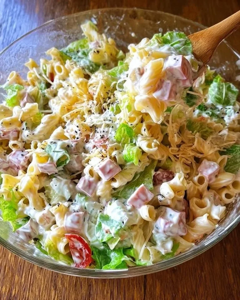 Leckerer Nudelsalat mit Joghurt und frischem Gemüse