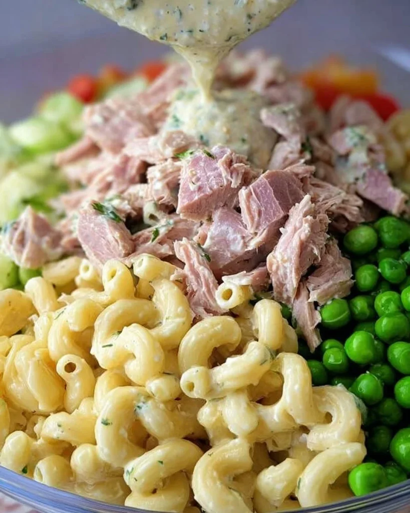 Leckerer Nudelsalat mit Thunfisch in einer Schüssel serviert