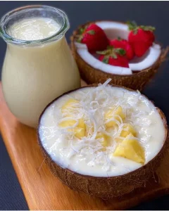 Erfrischende Pina Colada Bowle mit Ananas und Kokosnuss.