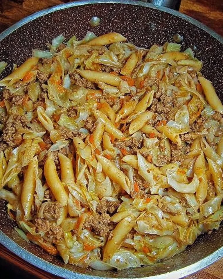 Polnische Krautnudeln mit Sauerkraut und Nudeln frisch zubereitet