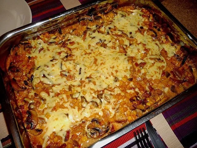 Ein köstliches Gericht Räuberfleisch in einer appetitlichen Anrichtung.