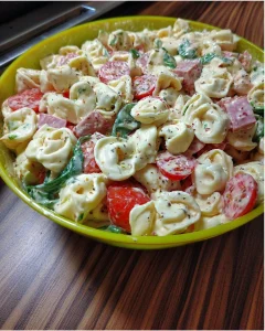 Schneller Tortellini-Salat zum Grillen mit frischem Gemüse und Dressing
