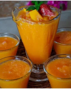 Erfrischende Solero Bowle mit fruchtigen Zutaten in einer eleganten Schale