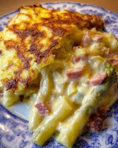 Ein köstlicher Spargelauflauf frisch aus dem Ofen serviert.