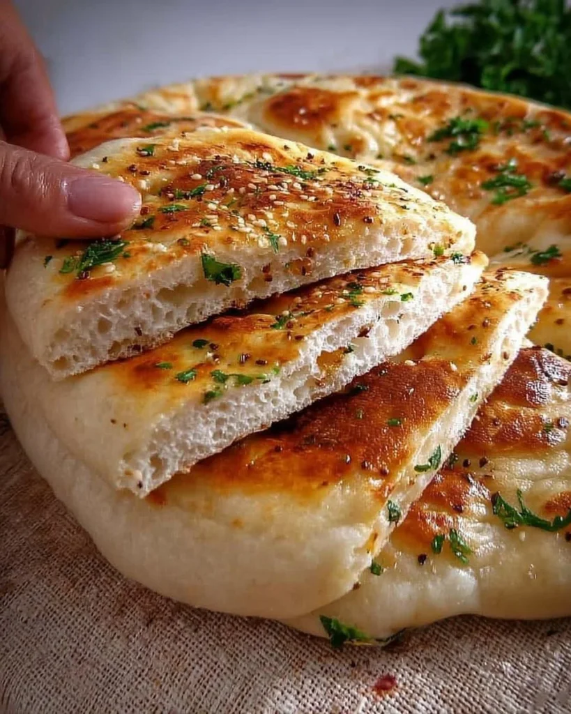Frisch gebackenes Türkisches Brot auf einem Holzbrett
