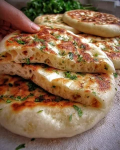 Frisches Türkisches Brot auf einem Holztisch, ideal für jede Mahlzeit.