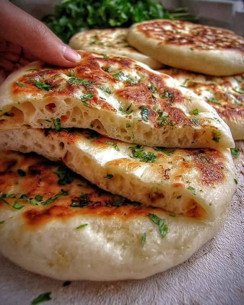 Frisches Türkisches Brot auf einem Holztisch, ideal für jede Mahlzeit.