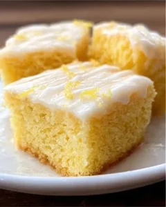 Ultrasaftiger Zitronenkuchen vom Blech mit frischer Zitronenglasur