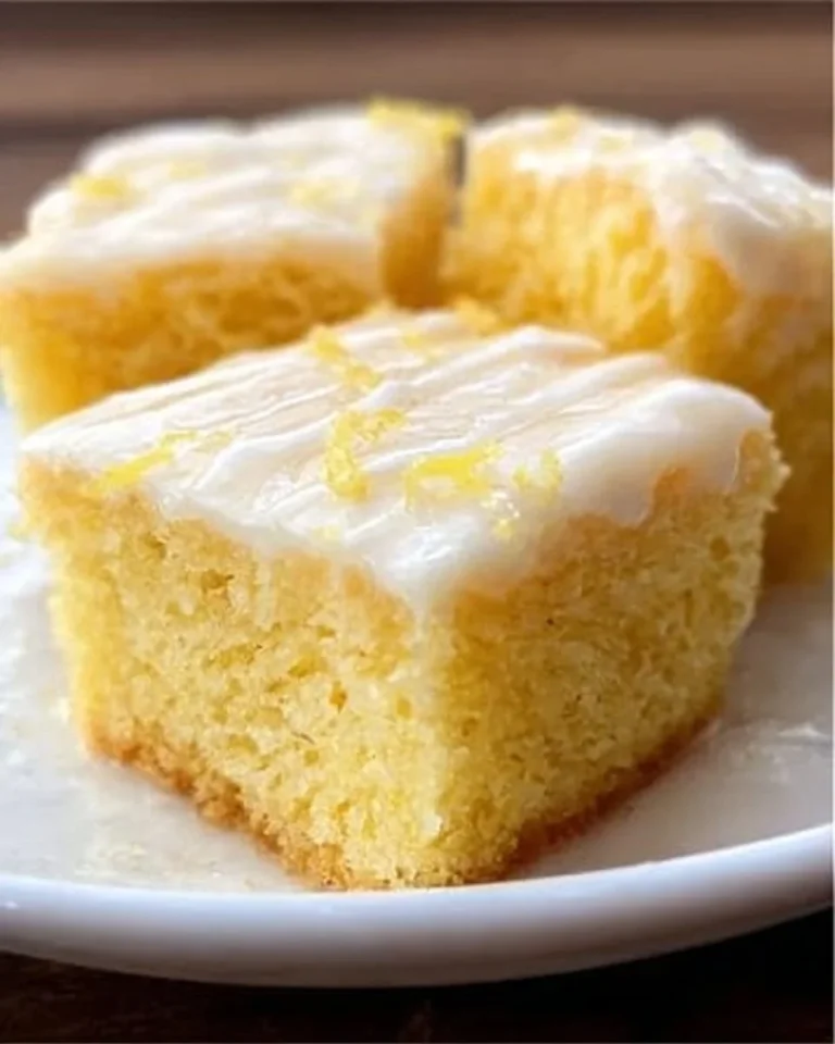 Ultrasaftiger Zitronenkuchen vom Blech mit frischer Zitronenglasur