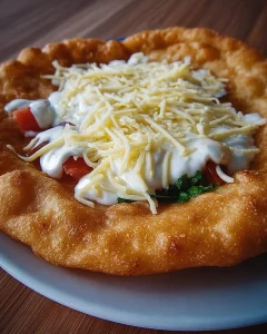 Köstliche ungarische Langosch mit knusprigem Teig und verschiedenen Toppings