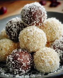 Leckere Weihnachtliche Quark-Kokos-Kugeln auf einem Tablett