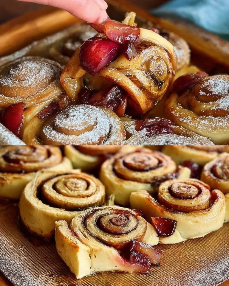 Leckere Zwetschgenschnecken auf einem Blech, perfekt zum Naschen und Genießen.