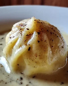 Fluffige Dampfnudeln frisch zubereitet auf einem Teller.