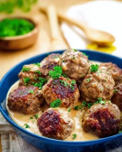 Leckere Fleischbällchen auf einem Teller serviert.