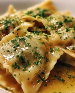 Hausgemachte Maultaschen auf einem Teller