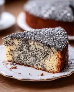 Hausgemachter Mohnkuchen mit einer knusprigen Kruste und saftigem Mohnfüllung