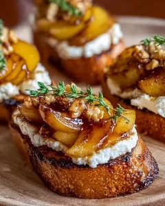 Karamellisierte Birnen mit Ziegenkäse auf Crostini serviert