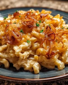 Leckere Käse-Spätzle mit geschmolzenem Käse und Zwiebeln serviert