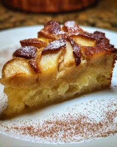 Klassischer deutscher Apfelkuchen mit frischen Äpfeln und einem goldbraunen Teig.