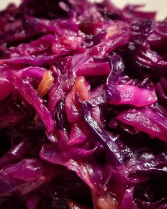 Schüssel mit klassischem Rotkohl, der traditionellen Beilage zur deutschen Küche