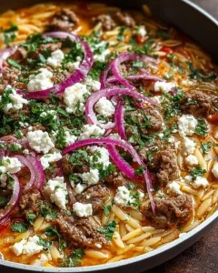 Kritharaki Hackfleischpfanne mit Feta auf einem Teller serviert