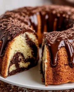 Marmorkuchen mit Schokoladenglasur auf einem Teller