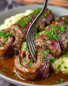 Leckere Rinderrouladen auf einem Teller serviert