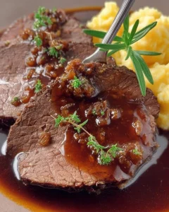 Ein Teller mit saftigem Sauerbraten, serviert mit Beilagen