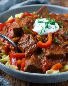 Ungarisches Rind mit Paprika auf einem Teller serviert.