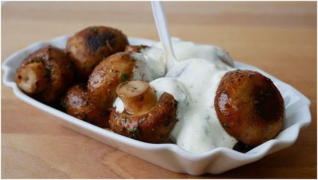Champignons mit Knoblauchsoße wie vom Jahrmarkt