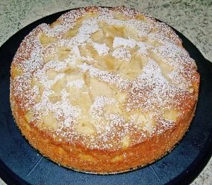 Apfel Eierlikör Kuchen mit Zimt und Sahne dekoriert