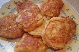 Leckere Apfelkrapfen auf einem Teller, frisch gebacken und verziert