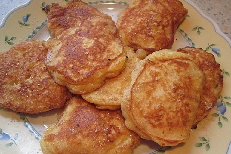 Leckere Apfelkrapfen auf einem Teller, frisch gebacken und verziert
