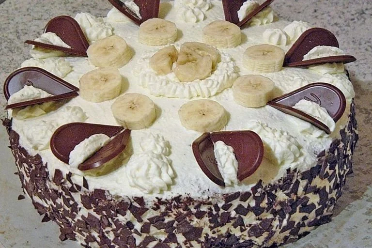 Ein köstlicher Bananensplit mit Bananen, Eis und Sahne.