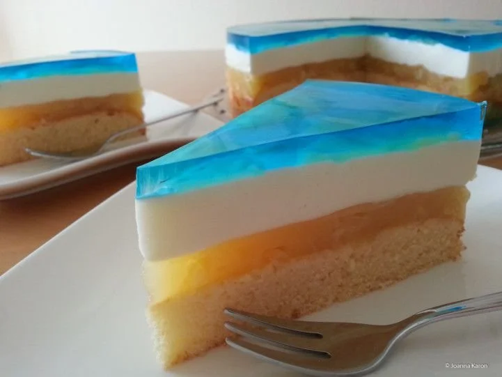 Blaue Hawaii Torte mit kokosnuss und tropischen Früchten dekoriert