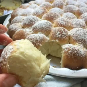 Österreichische Buchteln frisch aus dem Ofen, gefüllt mit Marmelade.