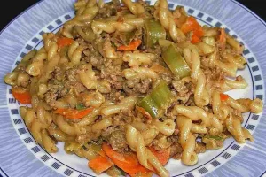 Curryrahm Nudeln mit Hackfleisch in einer Schüssel serviert