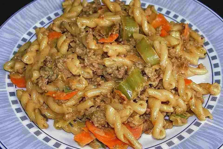 Curryrahm Nudeln mit Hackfleisch in einer Schüssel serviert