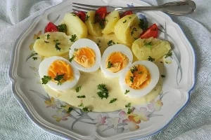 Eier in Senfsauce serviert auf einem Teller