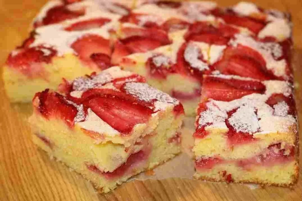 Schneller Erdbeer Biskuitkuchen in 3 Minuten zubereitet