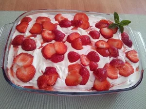 Erdbeer-Tiramisu serviert auf einem Teller mit frischen Erdbeeren