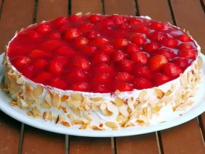 Leckerer Erdbeerkuchen mit frischen Erdbeeren auf einem Biskuitboden