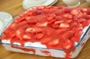 Leckeres Erdbeertiramisu mit frischen Erdbeeren und Mascarpone-Creme