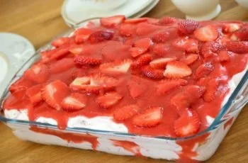 Leckeres Erdbeertiramisu mit frischen Erdbeeren und Mascarpone-Creme