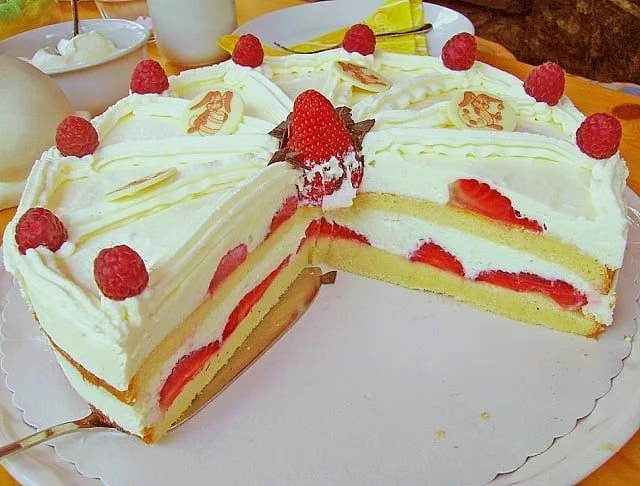 Erdbeertorte mit Quarkcreme, lecker und fruchtig dekoriert
